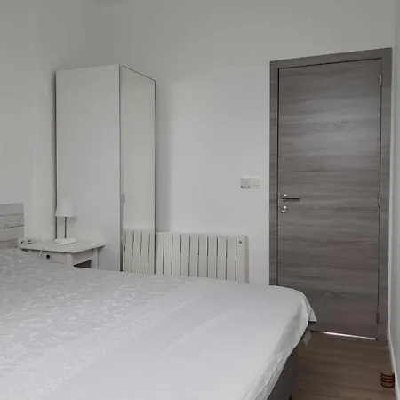 Casa de Férias Rural 3 épis Aux Pieds Des Ar'den - 1 Isolée Et 2 Dans Hall De Nuit - 34 Rue Du Château à 5564 Wanlin - 4 Adultes Et 2 Enfants Houyet